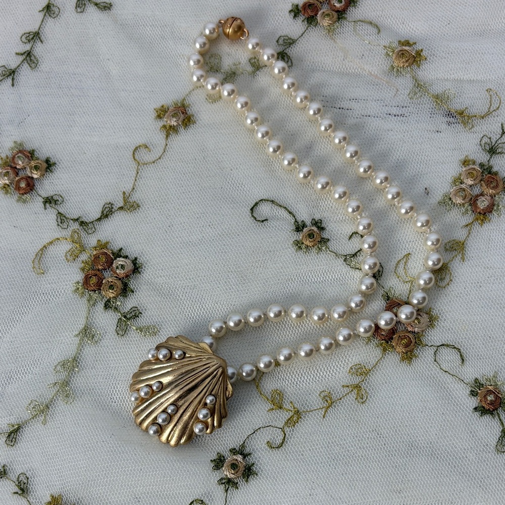 Tory Burch Gold Shell Pendant Necklace with Pearls